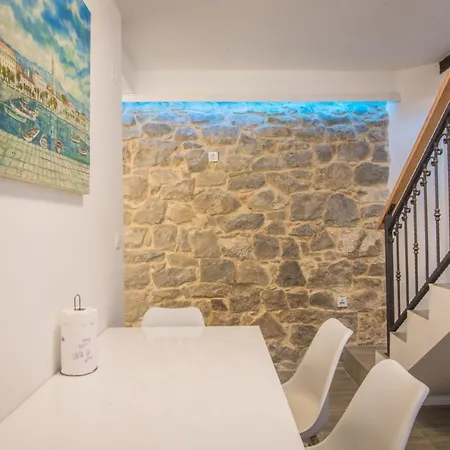 Charming 5-Bed House In Split Hébergement de vacances *